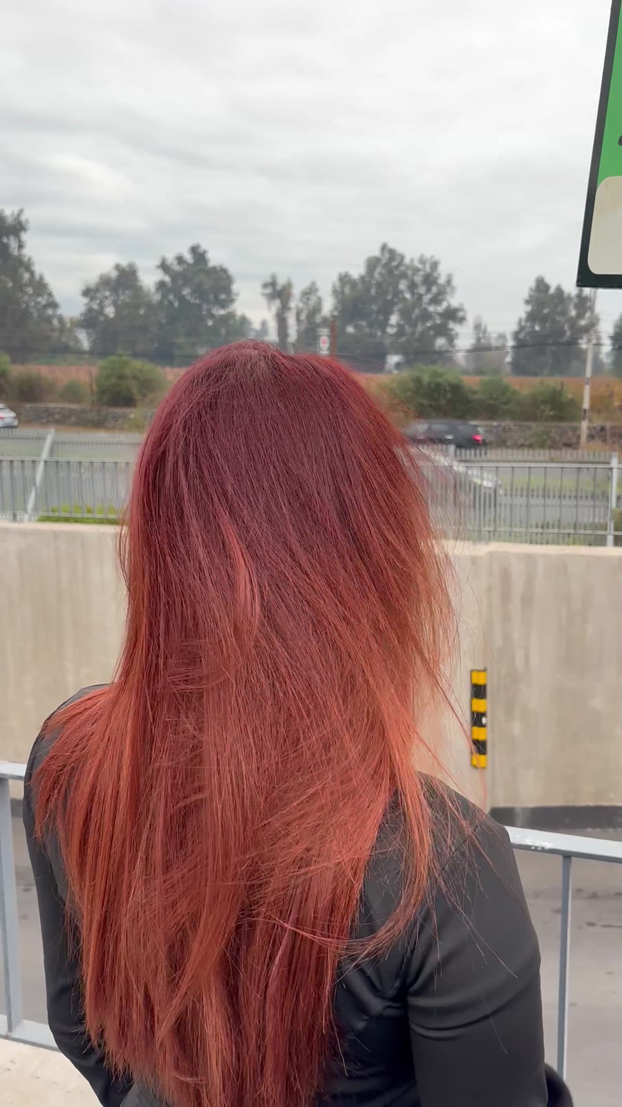 Pelo con frizz tras un gorro normal